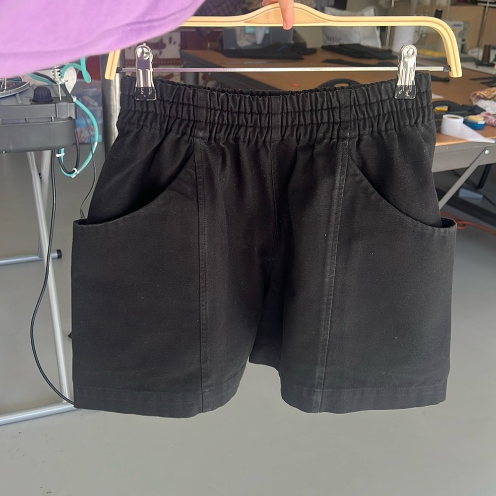 Elizabeth Suzann Clyde work short canvas Size 6
Worn once, excellent condition!